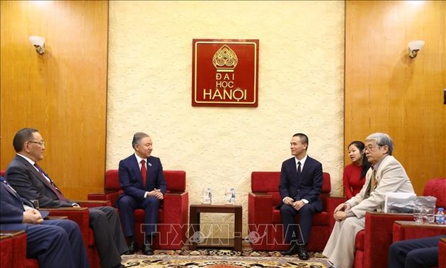 Председатель нижней палаты парламента Казахстана посетил Ханойский университет