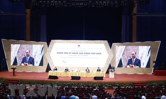 Премьер-министр Вьетнама председательствовал на семинаре о повышении качества рабочей силы