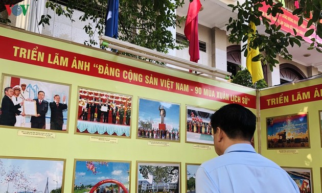 Открылась фотовыставка «Компартия Вьетнама: 90 лет»