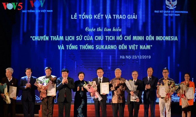 Награждены победители викторин об отношениях между Вьетнамом и Индонезией