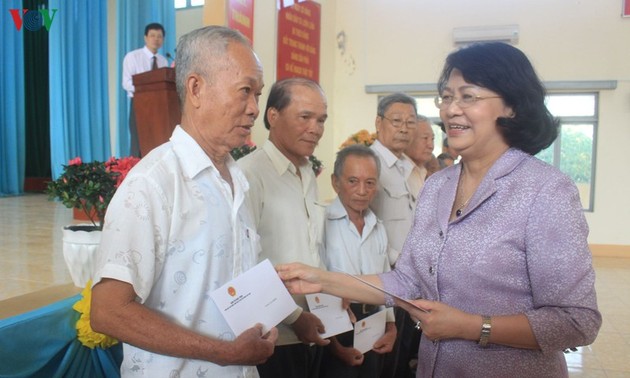 Вице-президент Вьетнама Данг Тхи Нгок Тхинь вручила новогодние подарки в провинции Тьензянг