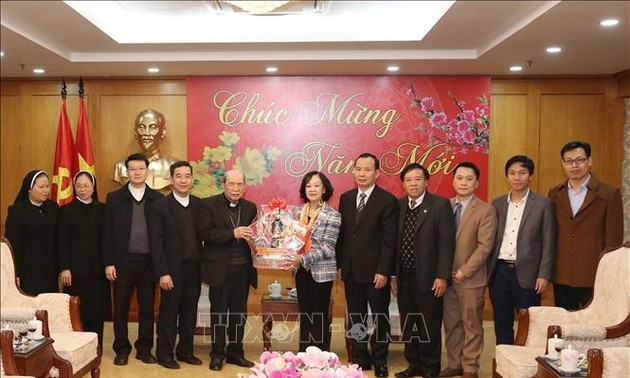 Заведующий отделом работы с народными массами ЦК КПВ приняла делегацию церковного прихода Хынгхоа
