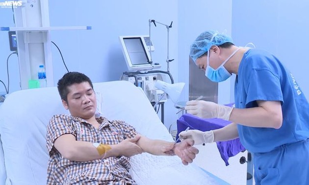 Во Вьетнаме впервые в мире успешно пересадили конечность от живого донора
