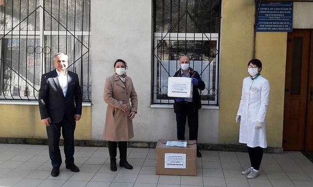 Компания вьетнамца вручила властям Молдавии в подарок 600 тестов на коронавирус 