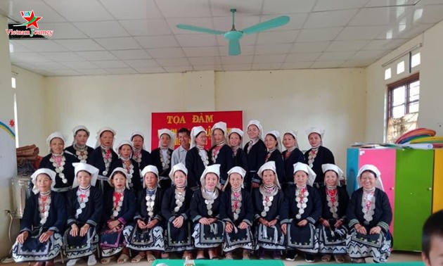 Женщины субэтнической группы Заотиен в провинции Каобанг до сих пор сохраняют ремесло ручного ткачества  