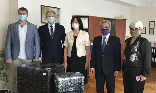 Сотрудники посольства Вьетнама в Украине посетили школу им. Хо Ши Мина