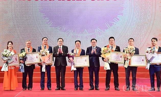 Награждены лучшие предприниматели и предприятия Тханглонга 2020 года
