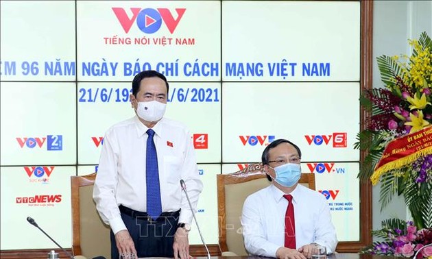 Вице-спикер НС СРВ Чан Тхань Ман поздравил радио Голос Вьетнама с Днем революционной прессы