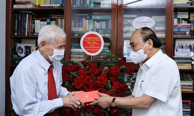 Нгуен Суан Фук выразил благодарность выдающимся журналистам-революционерам