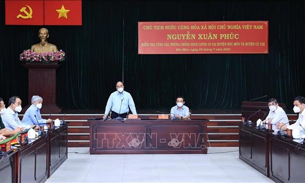 Нгуен Суан Фук проверил работу по профилактике и борьбе с Covid-19 в городе Хошимине
