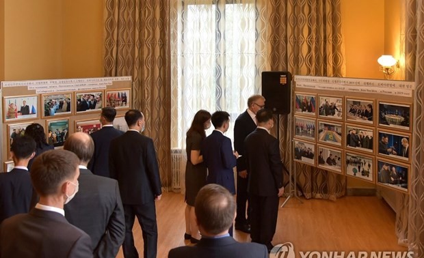 Замглавы МИД КНДР посетил выставку фотографий в посольстве России