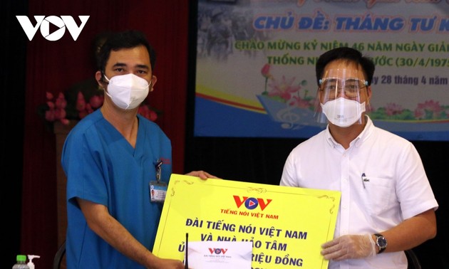 Радио «Голос Вьетнама» идет нога в ногу с силами на передовой линии борьбы с эпидемией