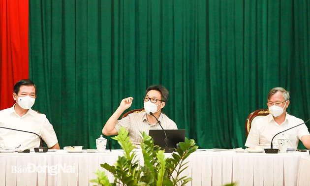 Вице-премьер Ву Дык Дам предложил провинции Донгнай усилить тестирование на COVID-19