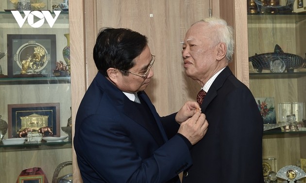 Премьер-министр Фам Минь Тинь вручил значок  60 лет членства в партии бывшему вице-премьеру Ву Хоану