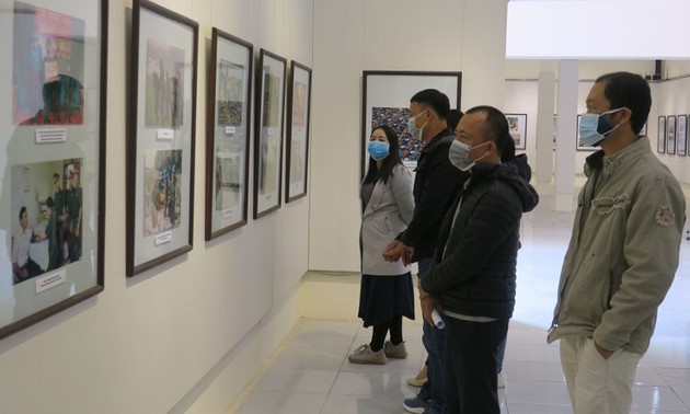 В Хайфоне проходит выставка «77 лет строительства, боевых действий и развития Вьетнамской народной армии»