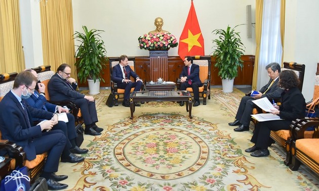 Вьетнам и Беларусь продолжают тесно сотрудничать, активно способствуя поддержанию мира и стабильности в регионе и мире