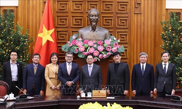 Премьер-министр Фам Минь Тинь предложил компании АstraZenecа продолжить предоставлять Вьетнаму вакцины против коронавируса нового поколения