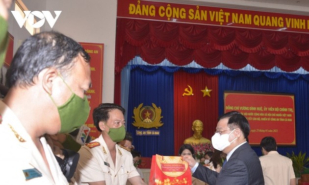 Глава НСВ Выонг Динь Хюэ встретился и поздравил силы милиции и силы здравоохранения с Лунным Новым годом