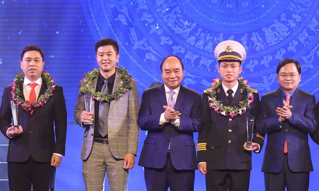 Президент Вьетнама Нгуен Суан Фук вручил премию лучшим молодым вьетнамским лицам 2021 года