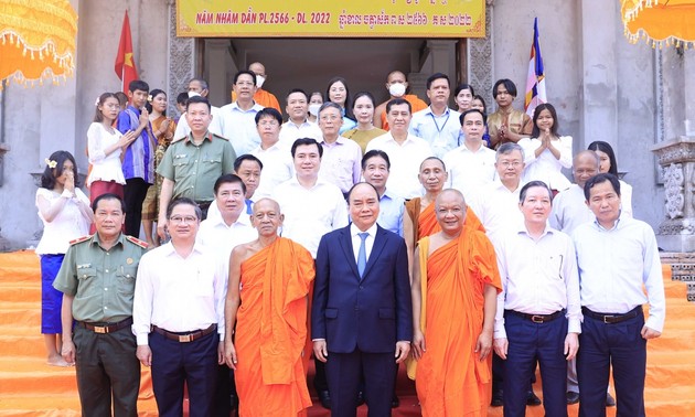 Президент Нгуен Суан Фук поздравил кхмеров с новогодним праздником Чол Чнам Тхмей