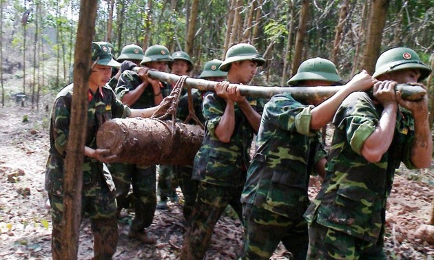 Вьетнам и международное сообщество прилагают совместные усилия для ликвидации последствий применения бомб и мин