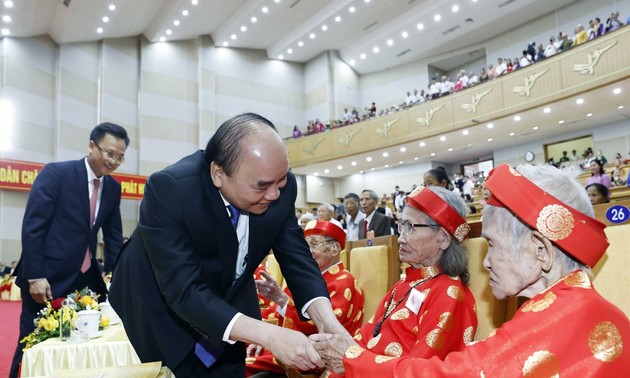 Президент Нгуен Суан Фук: Необходимо развивать роль пожилых людей в деле развития страны