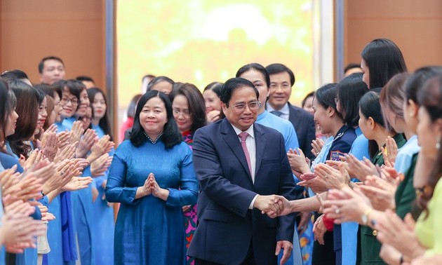 Премьер-министр Фам Минь Тинь провел диалог с женщинами о равноправии полов 