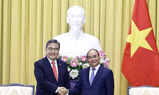 Нгуен Суан Фук: Необходимо стремиться к 2023 году увеличить объем товарооборота между Вьетнамом и РК до 100 млрд долларов