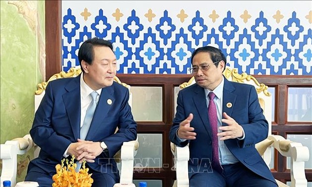 Премьер-министр Фам Минь Тинь провели встречи с президентом РК и генсеком ООН на полях саммитов АСЕАН