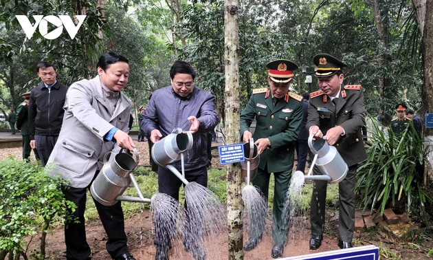 Премьер-министр Фам Минь Тинь запустил весенний праздник посадки деревьев в знак вечной благодарности президенту Хо Ши Мину