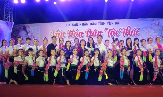 Молодые исполнители танца «сое» народности Тхай