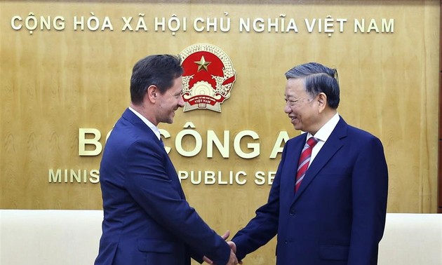 Министр общественной безопасности Вьетнама То Лам принял посла Венгрии во Вьетнаме