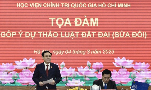   Председатель НС СРВ Выонг Динь Хюэ председательствовал на беседе по сбору мнений по проекту Закона о земле (с изменениями)
