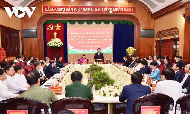 Председатель НС СРВ Выонг Динь Хюэ провел рабочую встречу с Постоянным бюро Парткома провинции Ханам