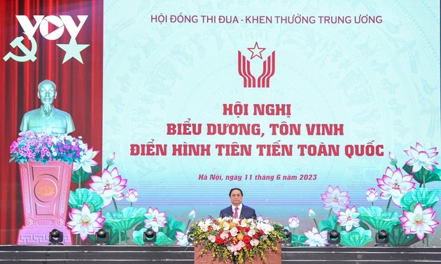 Премьер-министр Фам Минь Тинь: Каждый выдающийся передовик является примером нравственности, чувства ответственности и преданности стране