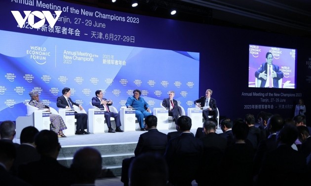 Премьер-министр Фам Минь Тинь высказал ценные мнения на первой дискуссии 14-го совещания ВЭФ