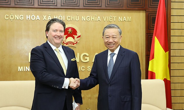 Министр То Лам принял посла США во Вьетнаме Марка Кнаппера