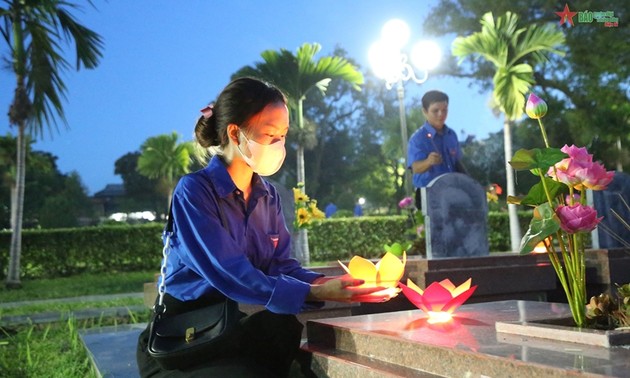 Молодые люди в провинции Дьенбьен зажигают свечи в память о героях и павших фронтовиках