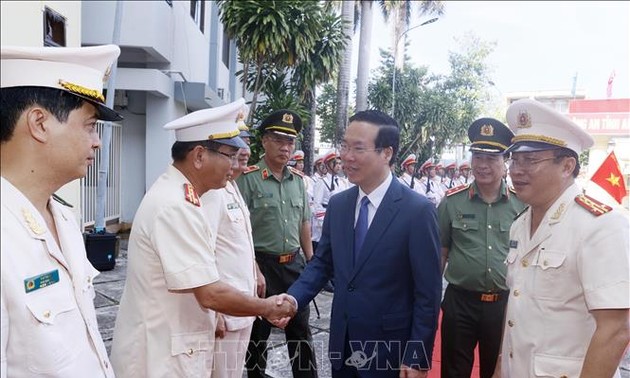 Руководители Партии и Государства зажгли благовония в память о президенте Тон Дык Тханге