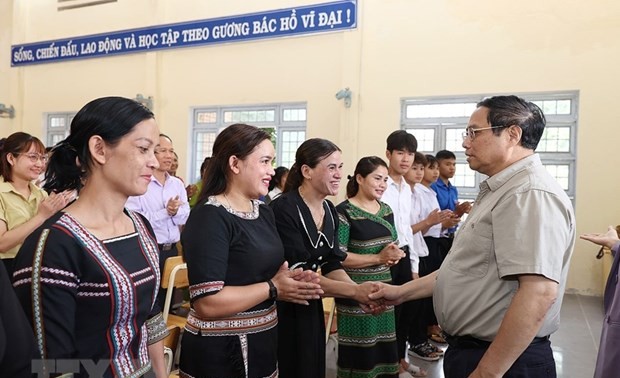 Премьер-министр Фам Минь Тинь проверил подготовительную работу к новому учебному 2023-2024 году в провинции Контум