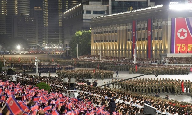 В КНДР в честь 75-летия основания страны прошел парад