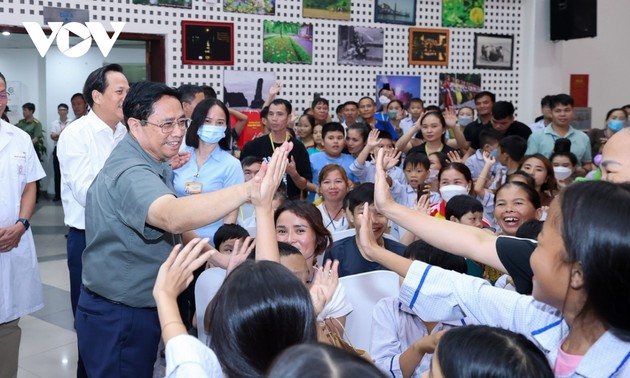 Премьер-министр Фам Минь Тинь принял участие в программе «Счастливый праздник середины осени» в Центральном институте гематологии и переливания крови