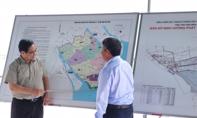 Премьер-министр Фам Минь Тинь осмотрел экономическую зону Диньан в провинции Чавинь