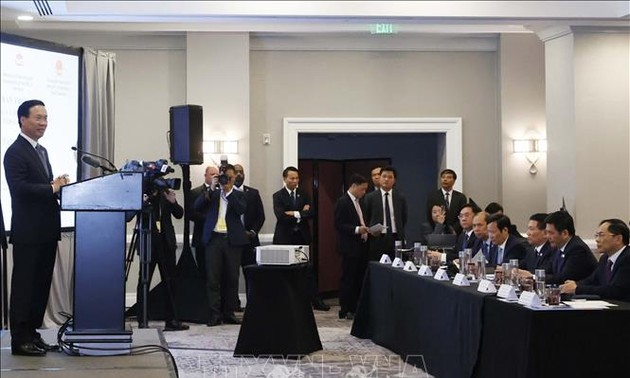 Президент Во Ван Тхыонг принял участие в круглом столе об усилении связей бизнес-кругов и населенных пунктов Вьетнама и США