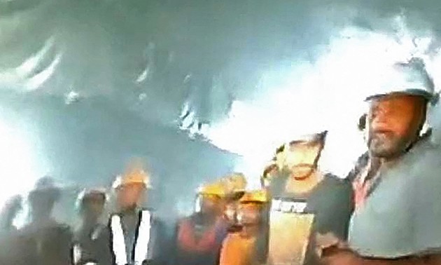 Индия: с заблокированными в тоннеле рабочими установлена видеосвязь