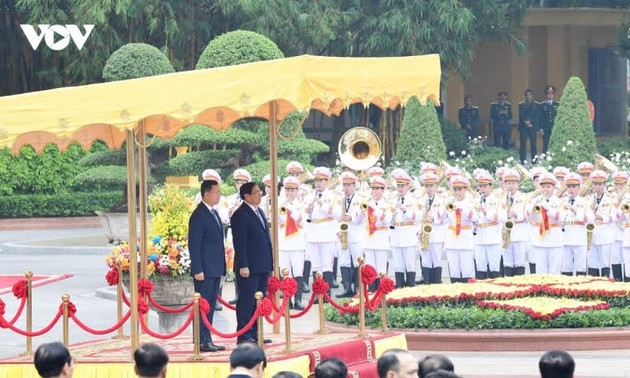 Церемония встречи премьер-министра Камбоджи, находящегося во Вьетнаме с официальным визитом