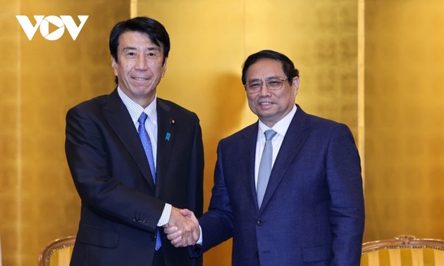Премьер-министр Фам Минь Тинь принял министра экономики, торговли и промышленности Японии, председателя JETRO