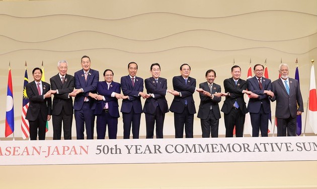 Премьер-министр Фам Минь Тинь принял участие в саммите, посвященном 50-летию отношений АСЕАН-Япония