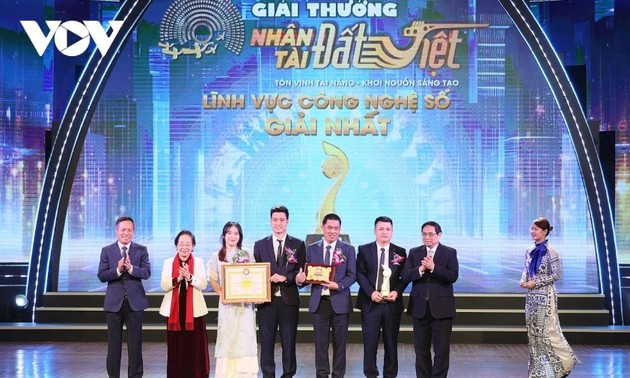 Премьер-министр Фам Минь Тинь принял участие в церемонии вручения премии «Талант вьетнамской земли» 2023 года