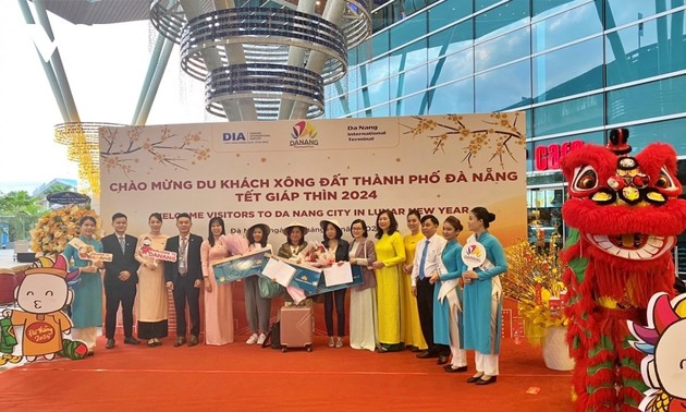 Аэропорт Дананг встречает первых гостей в первый день лунного нового года